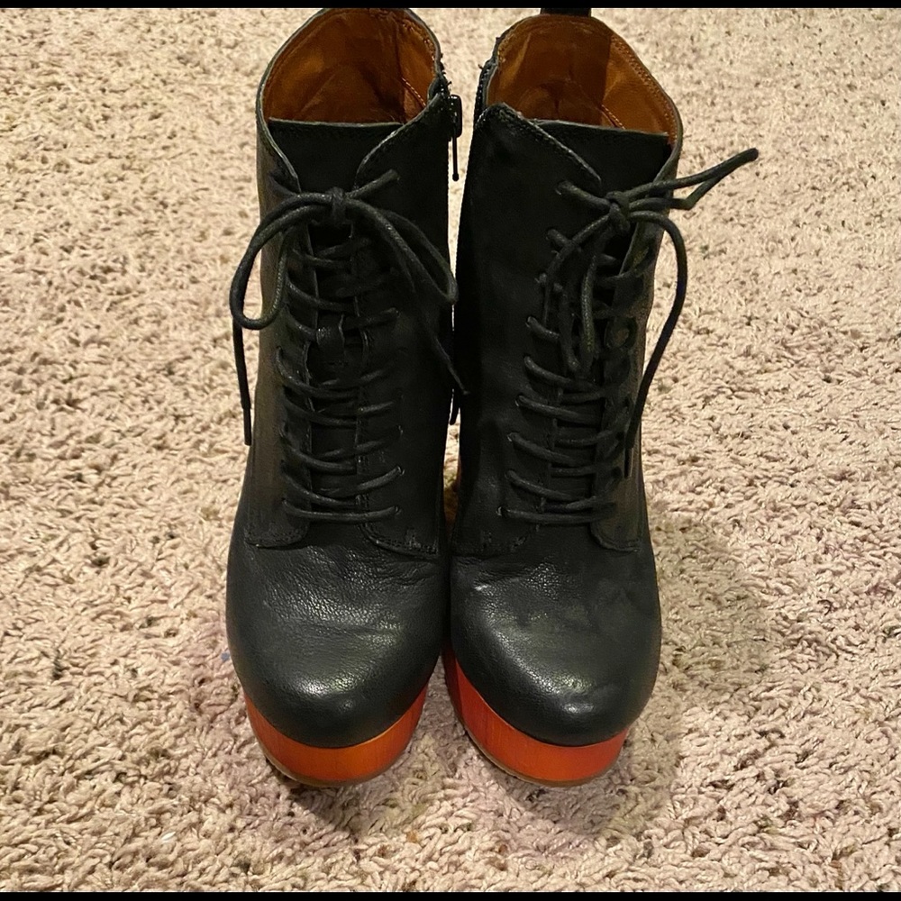 Shoe boots